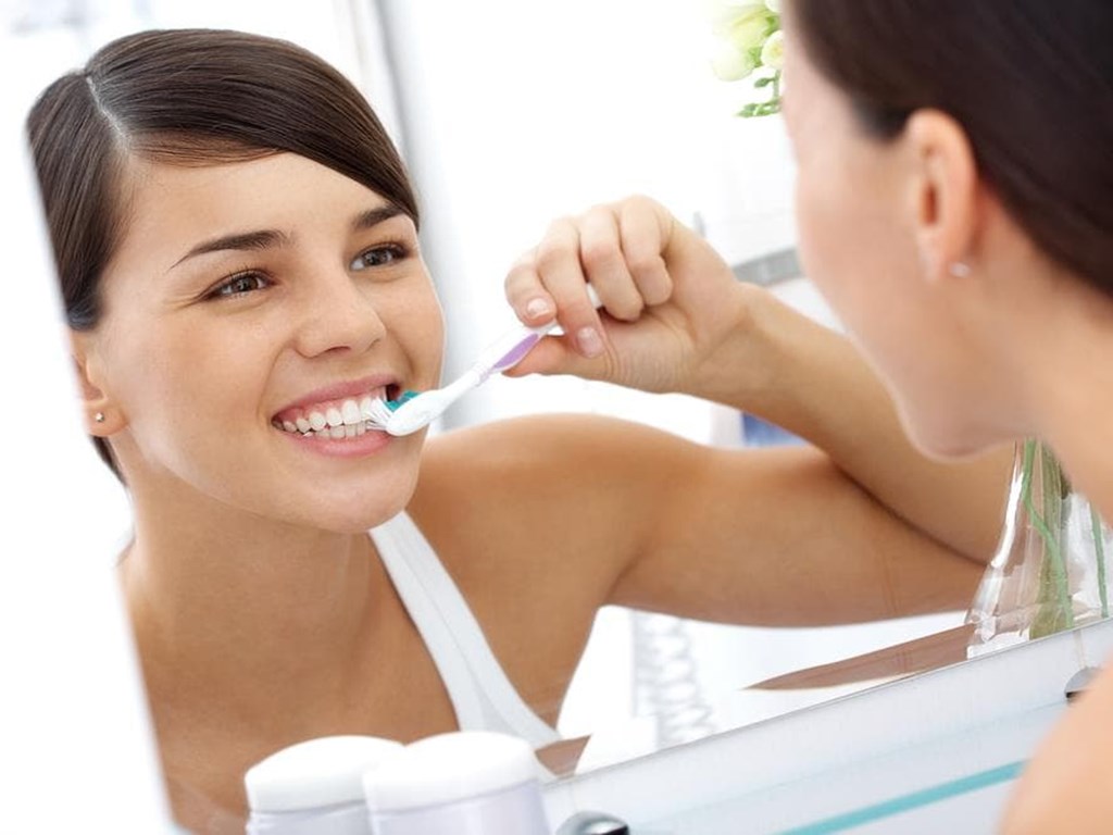¿Qué cepillo de dientes debería usar si tengo implantes dentales?