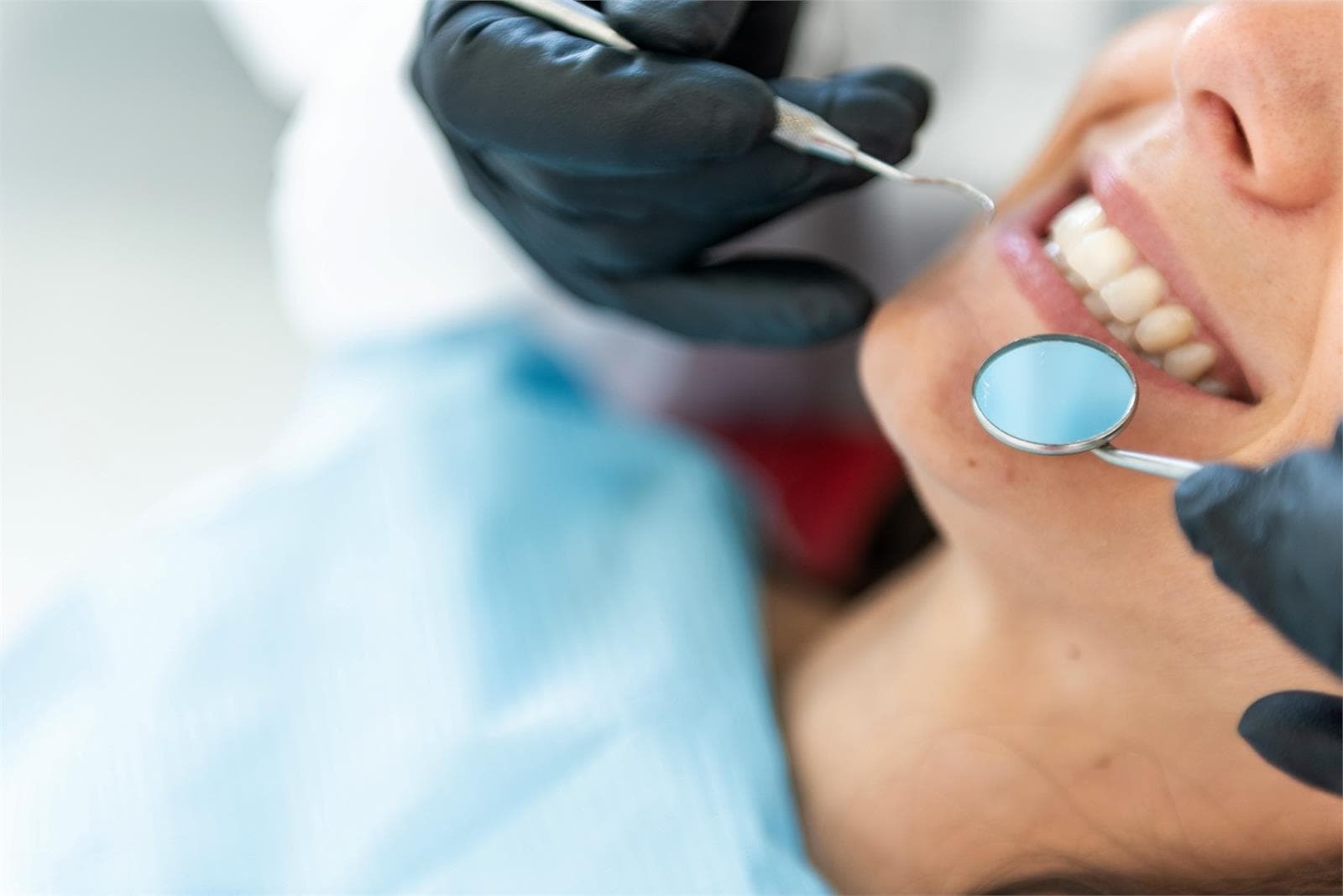 ¿Qué son los microimplantes dentales? - Imagen 1